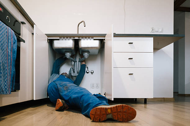 Professional Emergency Plumber technician working in Maxwell, CA